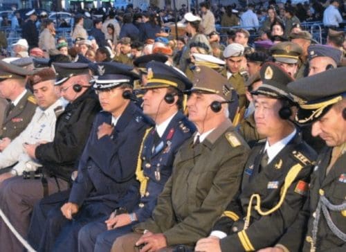 אנשי צבא בלבוש צבאי עם אוזניות לתרגום סימולטני